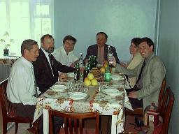 Schuldirektor Schukovs (erster von links) Essen.